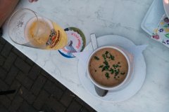 Pfifferlingcremesuppe und Bier im Gasthaus Blume, Badenweiler.