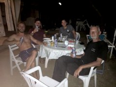 Spaß am Abend mit den Jungs aus Varese am Campingplatz auf Elba.