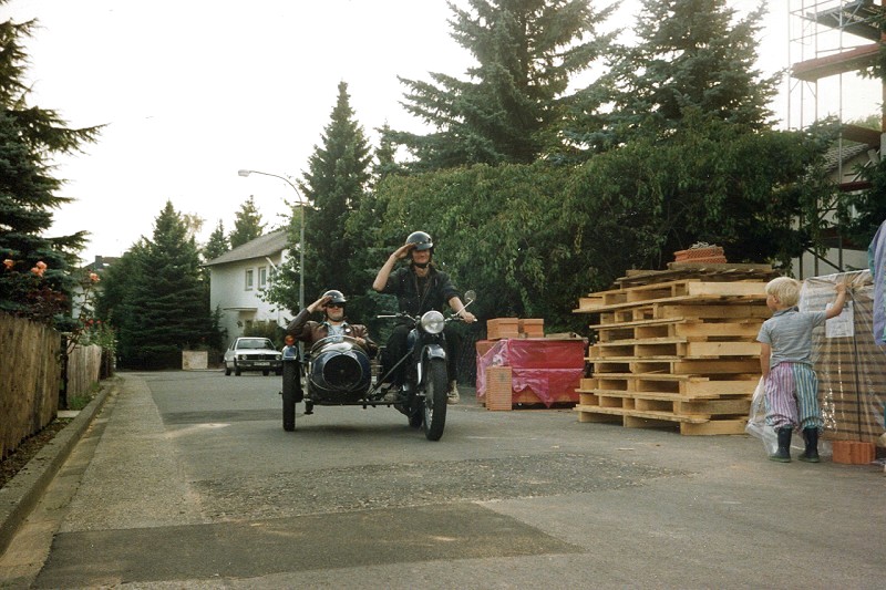 Auf dem Weg zur Baustelle - mit dem früheren Gespann (1992).