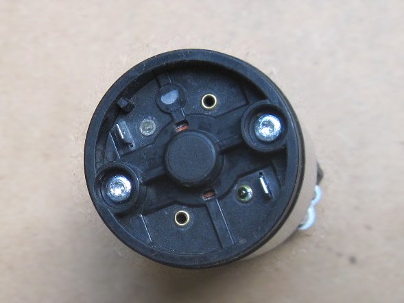 Die Unterseite des Kompressors mit den Anschlussfahnen (6,3 mm).