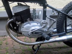 Zylinder und Kopf der Victoria KR26 beim Aufbau des Motorrads.