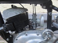 Zylinder, Kopf und Bing–Vergaser am Motor einer Victoria KR26.