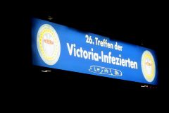 Leuchtschild: 26. Treffen der Victoria–Infezierten.