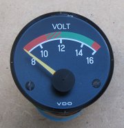Ein VDO–Voltmeter mit Anzeigebereich 8 bis 16 Volt.