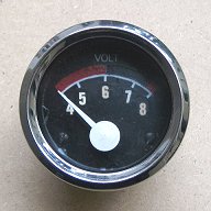 Das nehazu fertiggestellte Voltmeter, Anzeige 4 bis 8 Volt.