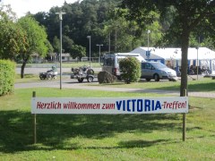 Schild: Herzlich willkommen zum Victoria–Treffen!