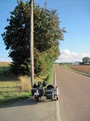 Auf dem Weg nach Westen - Pinkelpause mit dem Gespann am Straßenrand.