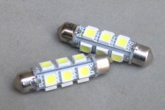 Zwei Rundum–LED–Soffitten, 6 Volt, mit zwölf Chips, 42mm Länge.