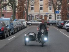 Tagfahrleuchten am Motorradgespann mit 6 Volt im Test - bei Tageslicht.