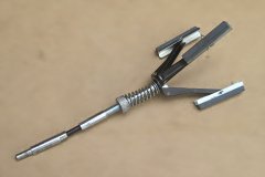 Ein dreiarmiges Hongerät für den Handbetrieb.