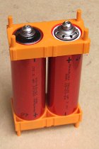 Zwei LiFePO4-Akkus in passenden Kunststoffhaltern.