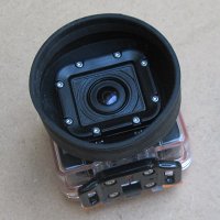 Die Gegenlichtblende an der GoXtreme–Actioncam.