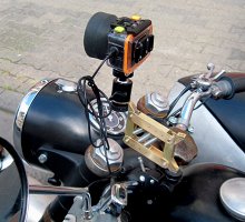 Die Actioncam ist mit dem Kranarm provisorisch am Motorradlenker befestigt.