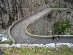 Die Teufelsbrücke beim Aufstieg zum Gotthard–Pass (Schöllenenschlucht).