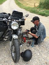 Die erste Panne am Veteranen–Motorrad - Kupplungszug gerissen.