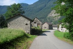 Abfahrt von Bellinzona im Tessin - bei Sonnenschein.