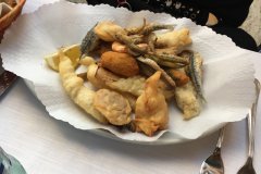 „Frittino Pesce e Pane”, fritierter Fisch und Gemüse im Brotteig.