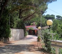 Die Einfahrt zum Campingplatz „Croce del Sud”, 150 Meter vom Meer entfernt.