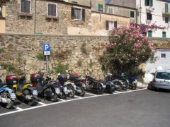 Ein Moped–Parkplatz: Hier stimmt etwas nicht - findet den Fehler.