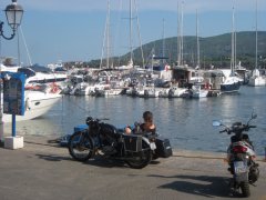 Das Victoria–Gespann am Hafen in Porto Azzurro auf Elba.