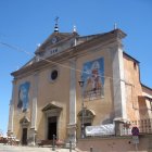 Die Kirche von Rio nell'Elba mit den Plakaten von Johannes Paul II.