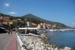 Elba 2016: Blick über Rio Marina vom Hafen in Richtung Minengebiet.