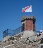 Der Wachtturm an der Mole in Rio Marina, Elba, mit der Flagge der Insel.