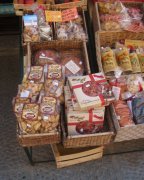 Spezialitäten aus Elba: Torta Napoleonica, Schiaccia Briaca, Cantuccini.