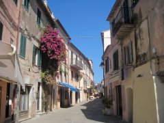 Die Via Roma in Capoliveri auf der Insel Elba.