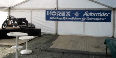 Werbebanner und Horex–Motorrad im Zelt des Horex–Treffens 2016.