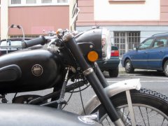 Rechts sieht der seitliche Reflektor am Motorrad passabel aus.