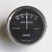 Ein Ampèremeter von Jaeger (Anzeige ± 20 Ampère).