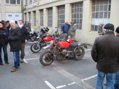 Motorräder und Motorradfahrer im Adamshof in Rüsselsheim.