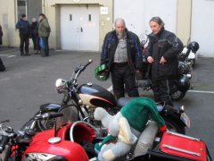 Motorradfahrer beim Begutachten und Fachsimpeln.