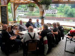 Motorradfahrer auf der Terrasse eines Gasthauses am Neckar.