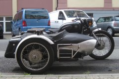 Der Seitenwagen steht jetzt noch einmal tiefer.