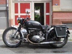 Motorrad: Victoria KR 26 mit Seitenwagen, Starrheck und Langschwingengabel.