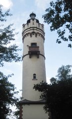 Der Turm im Park beim Antoniushaus in Hochheim.