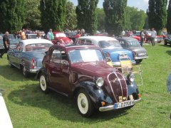 Ein weinroter Fiat 500 „Topolino” in Berlina–Ausführung, Frankfurt, 2017.