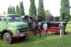 Mercedes 710–Kipper und Heeresfeldbahn-Dampflok mit Klose–Lenkachse.