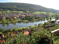 Ausblick auf den Main vom Aufstieg auf die Henneburg.