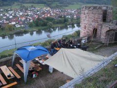 Rechts im Bild: das Eigenbau–Waschbecken auf der Henneburg.