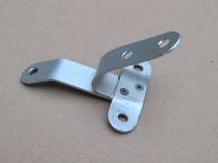 Der Aluminium–Halter für das zweite Rücklicht (20 × 2 mm).