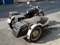 Der Beiwagen mit zwei Leuchten, die untere wie die Rückleuchte am Motorrad.