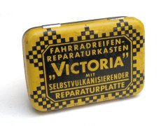 Ein Fahrradreifen–Reparaturkasten von Victoria (Blechbüchse).