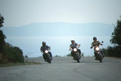 Elba 1998: Drei alte Motorräder vor der Kulisse des Festlands.