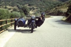 1993: Ein (gestelltes) Foto des Autors vor einer Linkskurve auf Sardinien.
