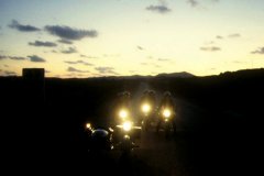 Vier Motorräder bei Anbruch der Dunkelheit auf Sardinien.