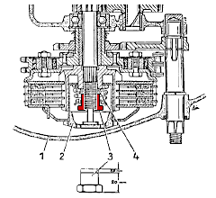 Eine neu mit Kork belegte Kupplungsscheibe des KR26-Motors.