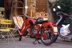 Eine Moto Guzzi Airone, 1998 auf Elba fotografiert.